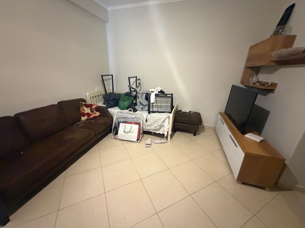 1+1,i mobiluar rruga peti liqeni i thate,cmimi 400 euro