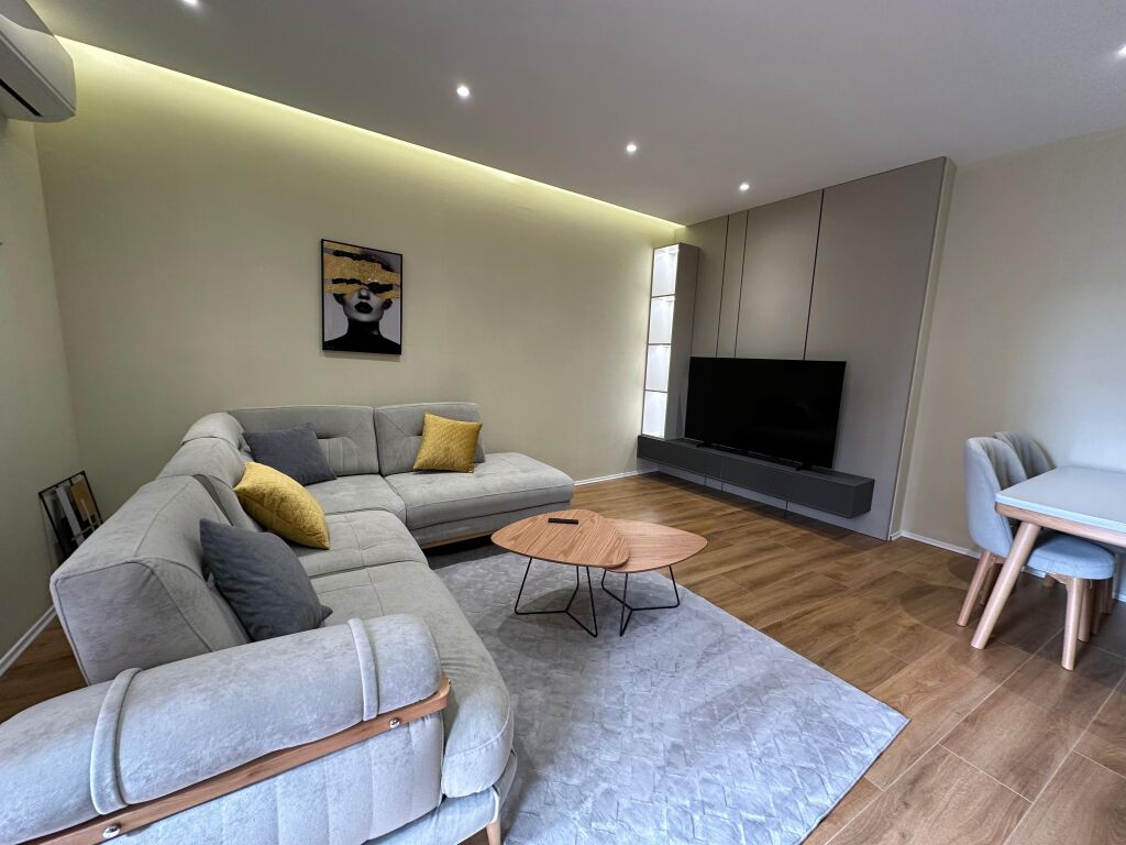 Jepet me qira apartament 1+1 tek Galeria Roma , rruga Kavajes