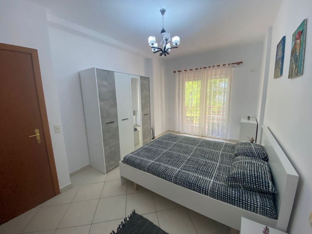 Jepet me qera apartament 1+1 tek Liqeni Thate