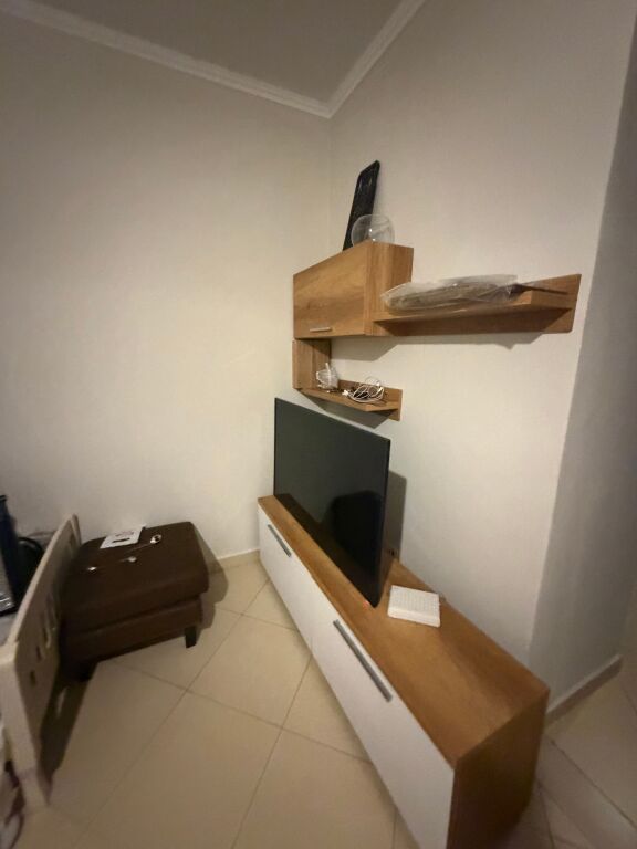 1+1,i mobiluar rruga peti liqeni i thate,cmimi 400 euro