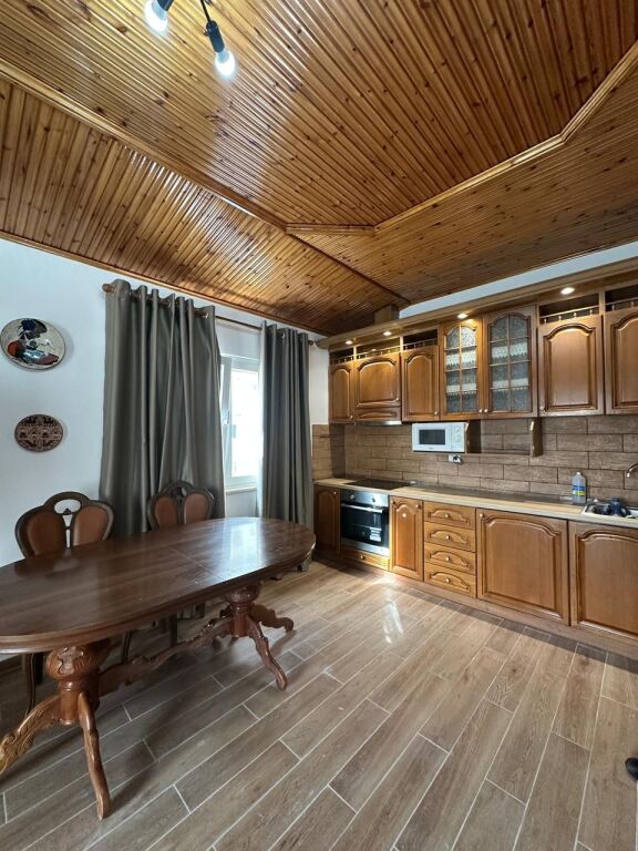 JEPET ME QIRA PAPAFINGO NE QENDER TE DURRESIT! 400 € /Muaj