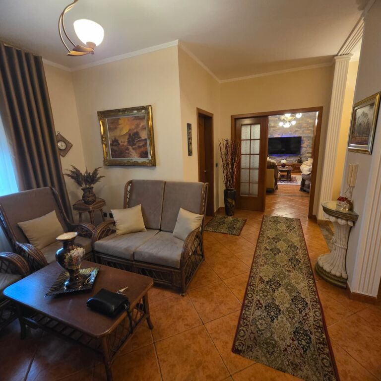 Shitet Apartament 3+2+3 Ballkone,Pranë Gjykatës, Durrës