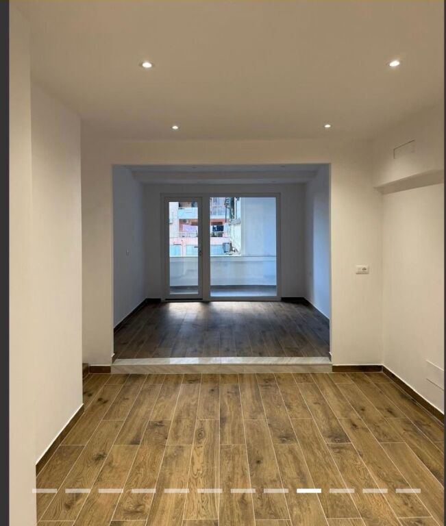 Apartment for office, at the criminal court train station, 800 euros