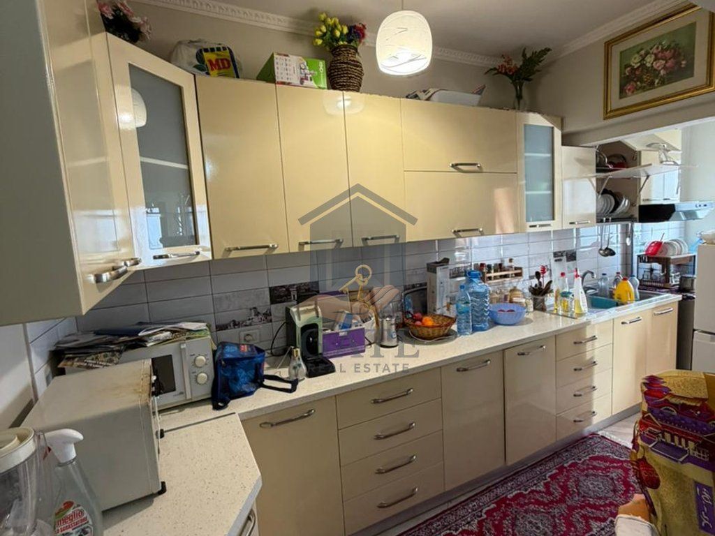 Shitet Apartament 2+1 në Qendër të Durrësit – Pranë Stacionit të Trenit