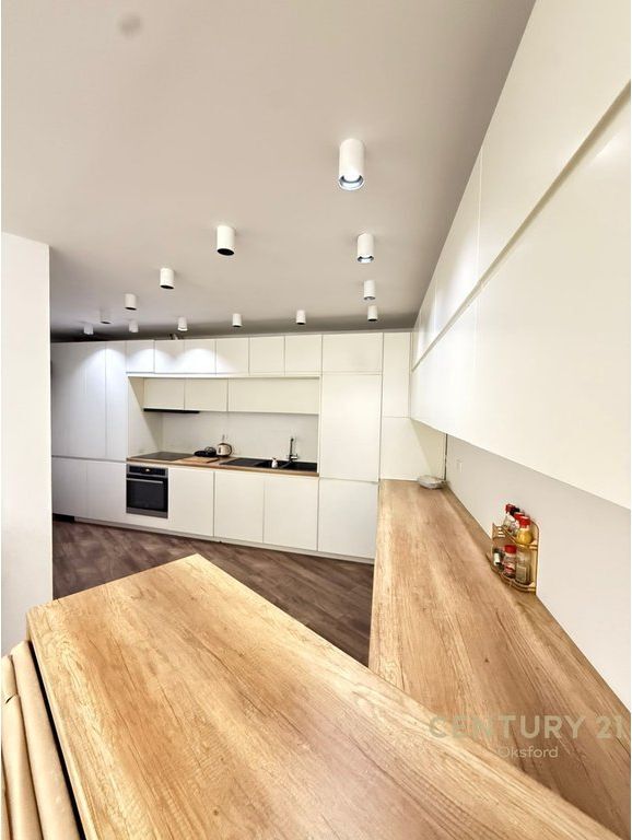 JEPET ME QIRA 2+1+2 TE FUSHA E AVIACIONIT