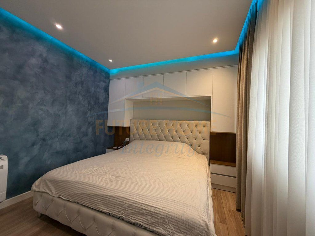 Shitet apartament 3+1+2 Liqeni i Thate