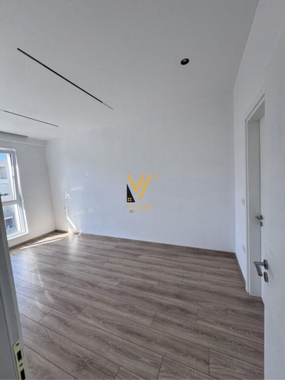 JEPET ZYRE 110 M2 ME QIRA TE KOMUNA E PARISIT 900 EURO