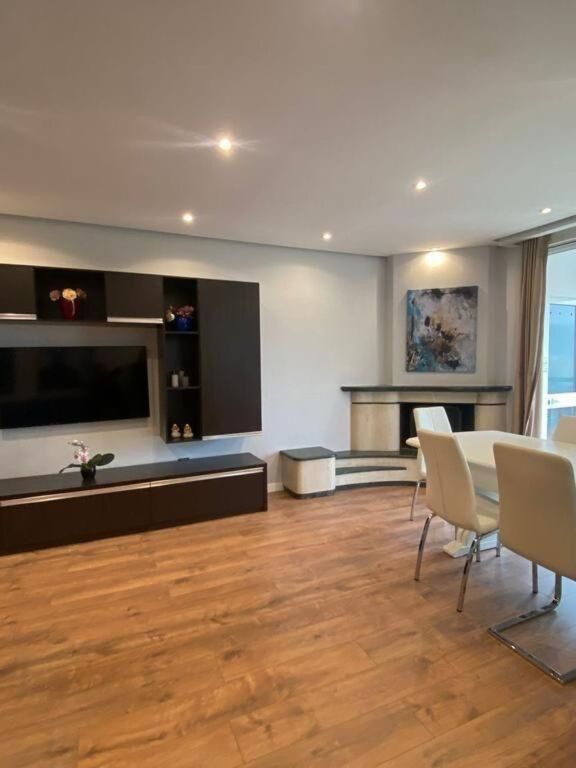 🌆 LUKSOZ NË ZEMËR TË TIRANËS – SUPER APARTAMENT ME QIRA 2+1+2! 🌆