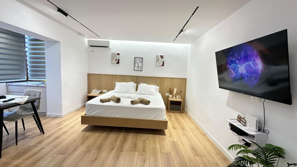 Studio me qera tek Mine Peza