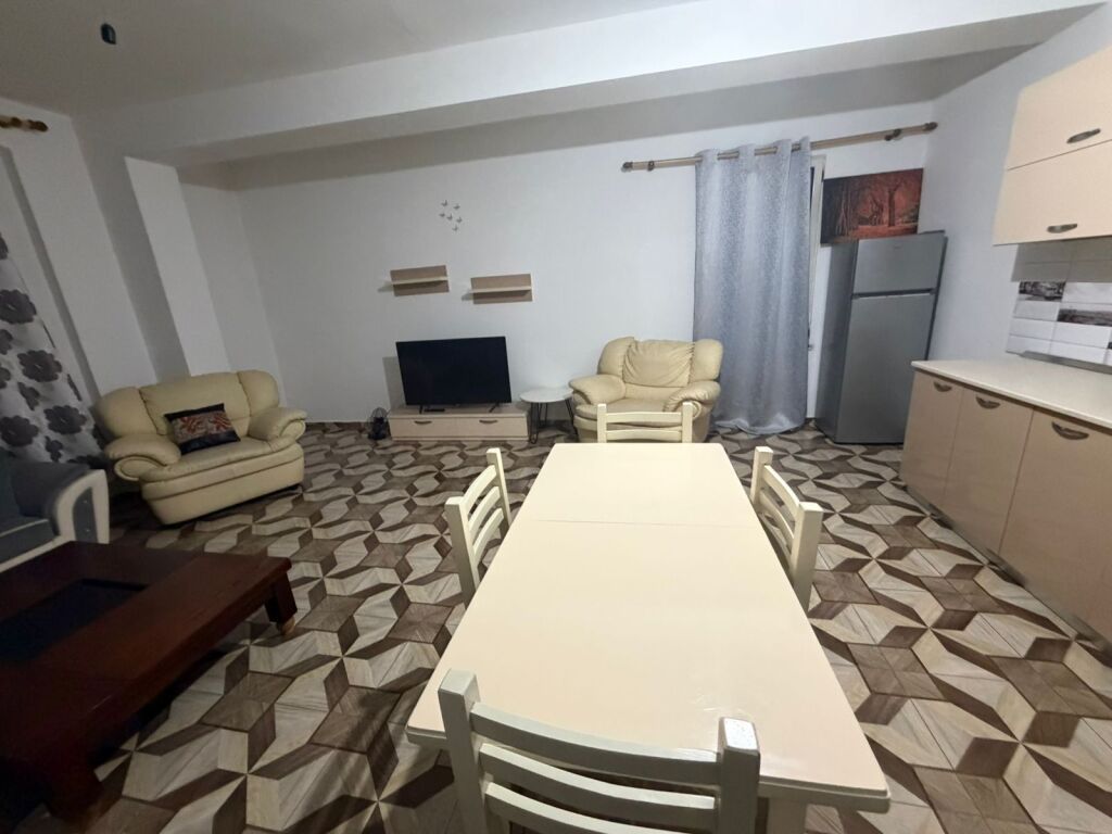 Jepet me qira 2+1+1 Liqeni i Thate 50.000 leke