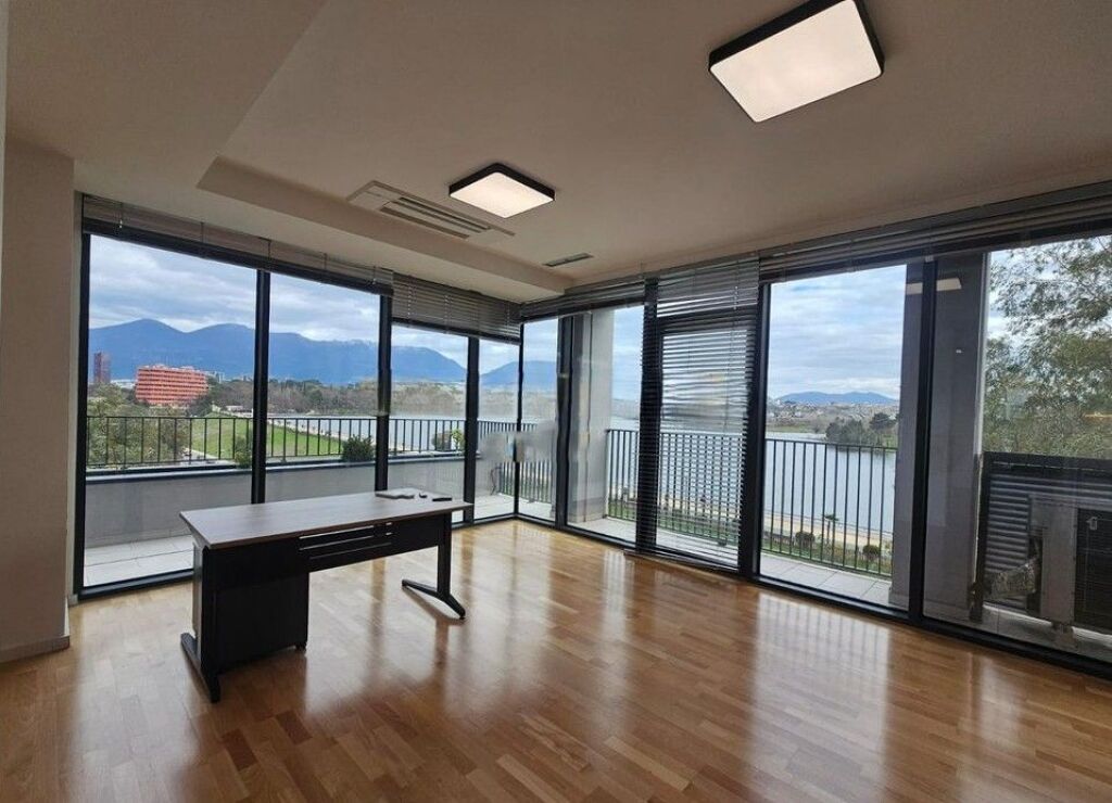 Tek Lake View, Jepet Me Qira Zyre Me Pamje Nga Liqeni, Bashke Me 3 Poste Parkimi