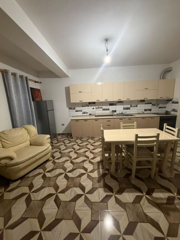 Jepet me qira 2+1+1 Liqeni i Thate 50.000 leke