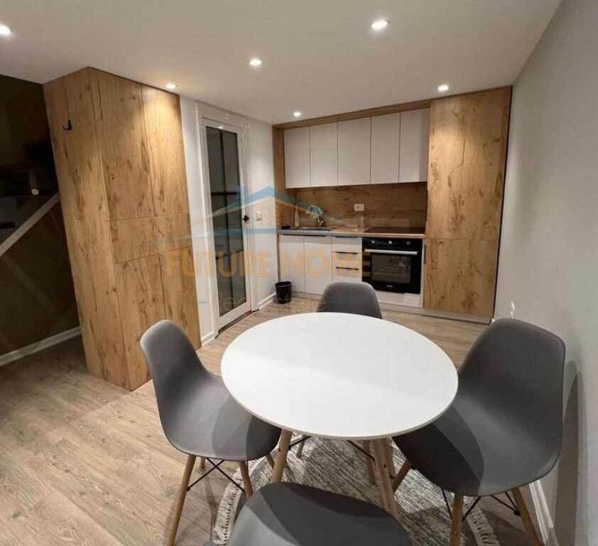 Qera, Loft, Unaza e re, Tiranë