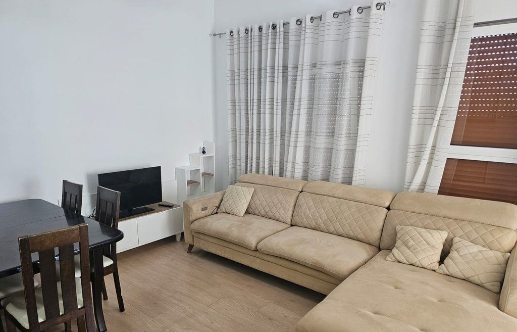 Affittasi appartamento nuovo 2+1 + posto auto in Ali Dem nel complesso Mangalem