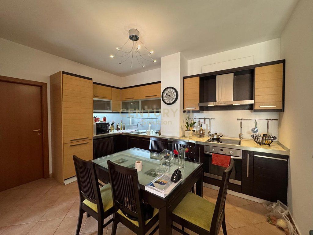 Apartament 2+1+2 per shitje tek Komuna e Parisit