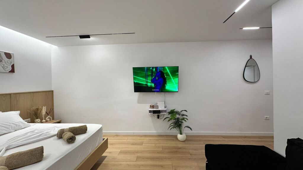 Studio me qera tek Mine Peza