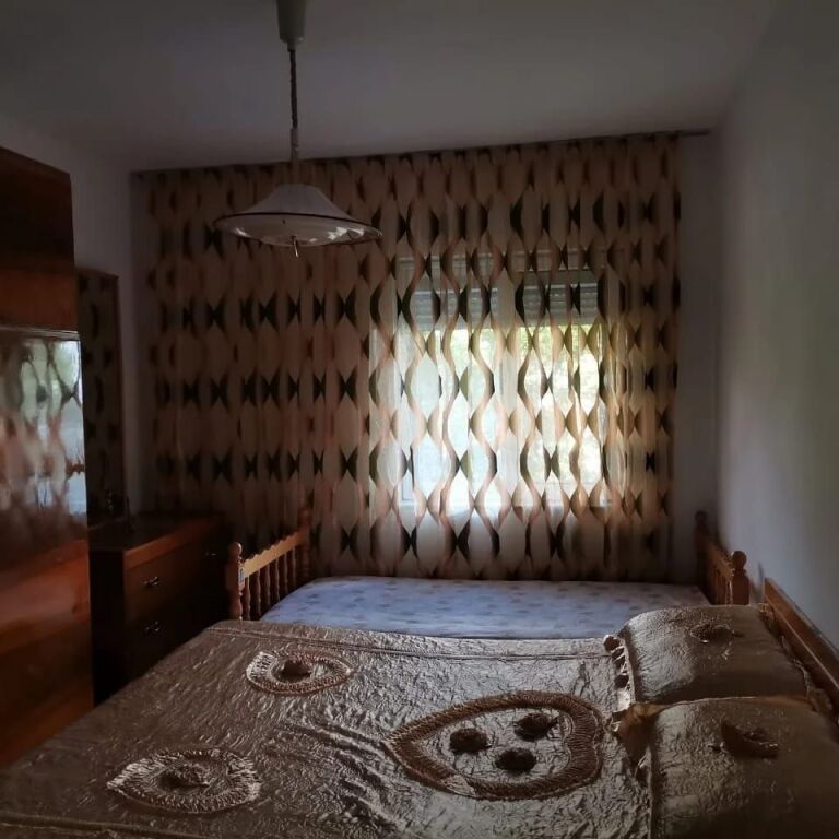 Jepet me Qira Apartament 2+1 – Pranë Gjimnazit “Ismail Qemali”!
