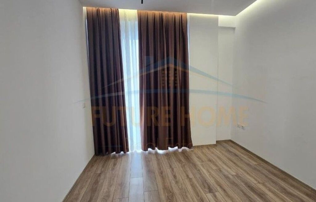 Qira, Ambient Biznesi, Komuna e Parisit, Tiranë.