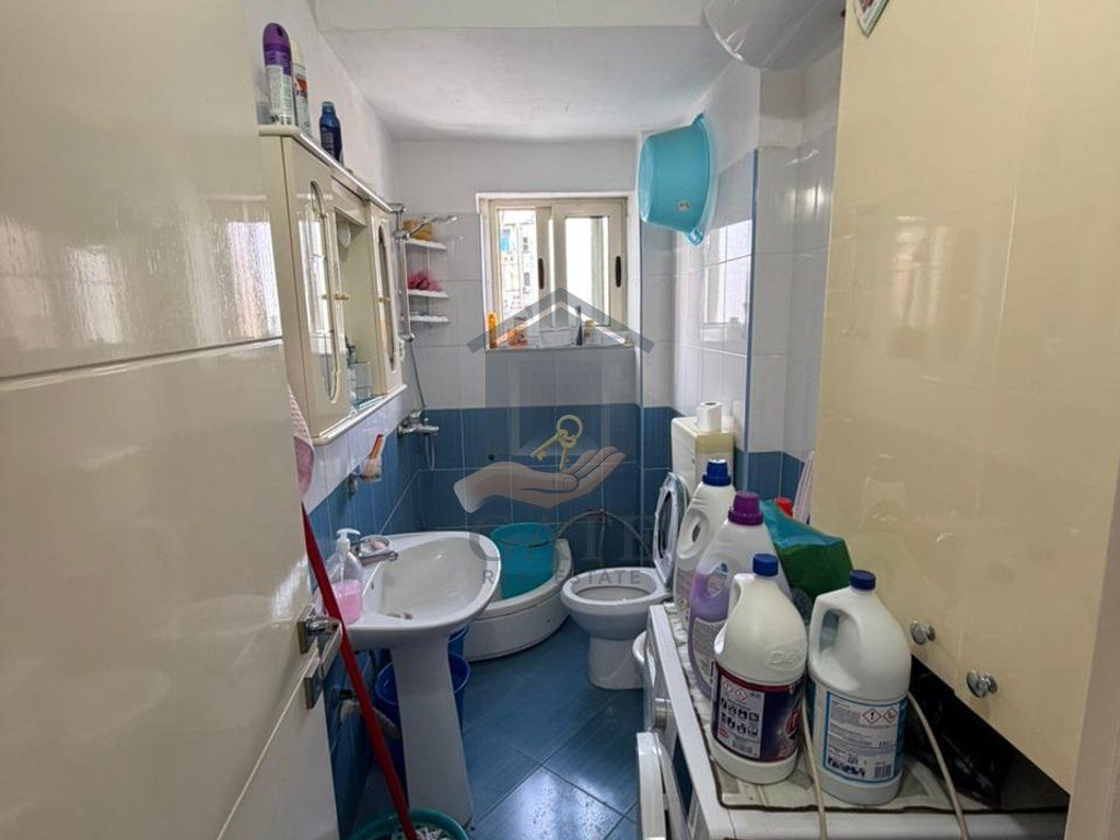 Shitet Apartament 2+1 në Qendër të Durrësit – Pranë Stacionit të Trenit