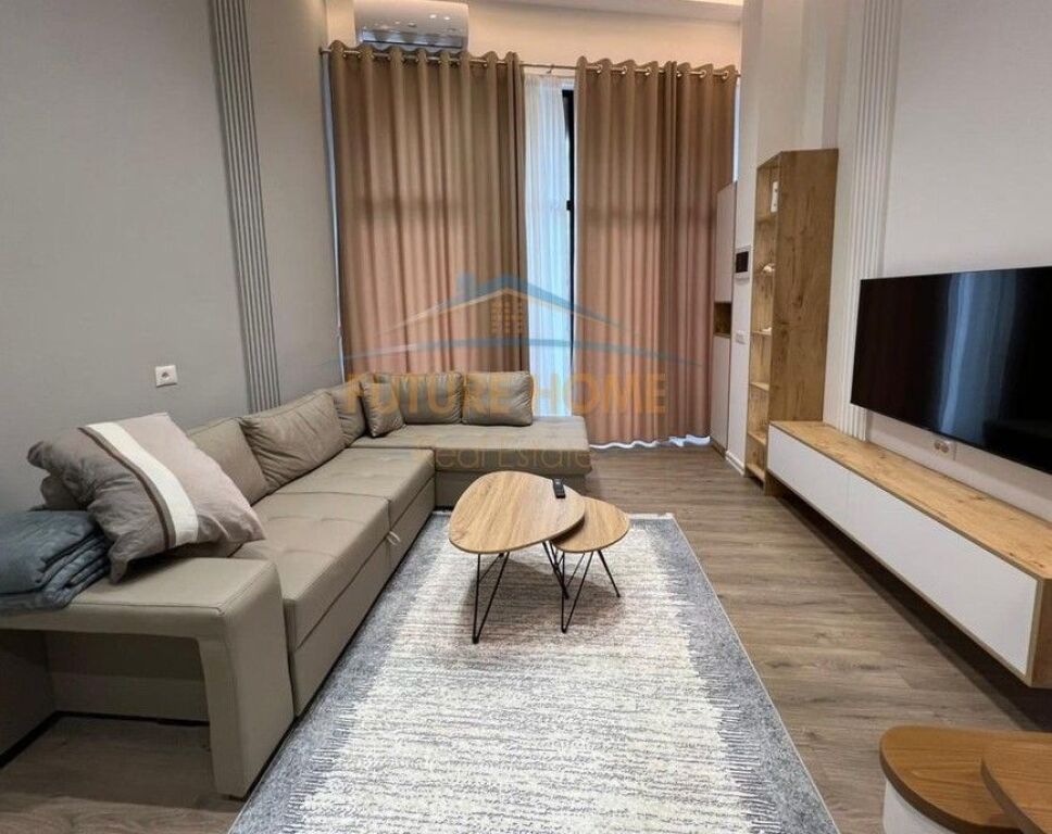 Qera, Loft, Unaza e re, Tiranë