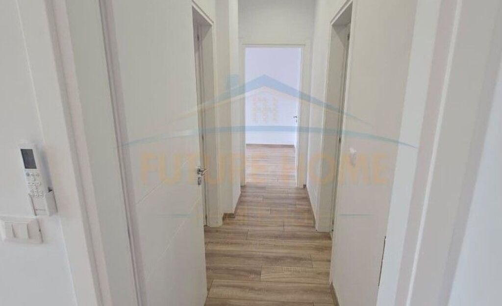 Qira, Ambient Biznesi, Komuna e Parisit, Tiranë.