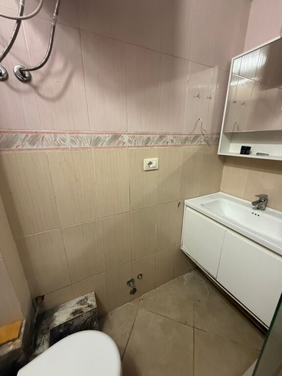 1+1,i mobiluar rruga peti liqeni i thate,cmimi 400 euro