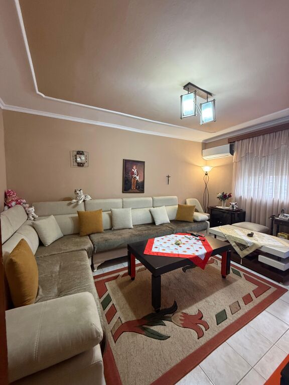 🏠Vendesi in vendita Appartamento 2+1 📍Via Irfan Tomini, vicino Hotel Diplomat 🏢4° piano, senza ascensore 📐Sup. 73m2  💶 Prezzo: 128.000€