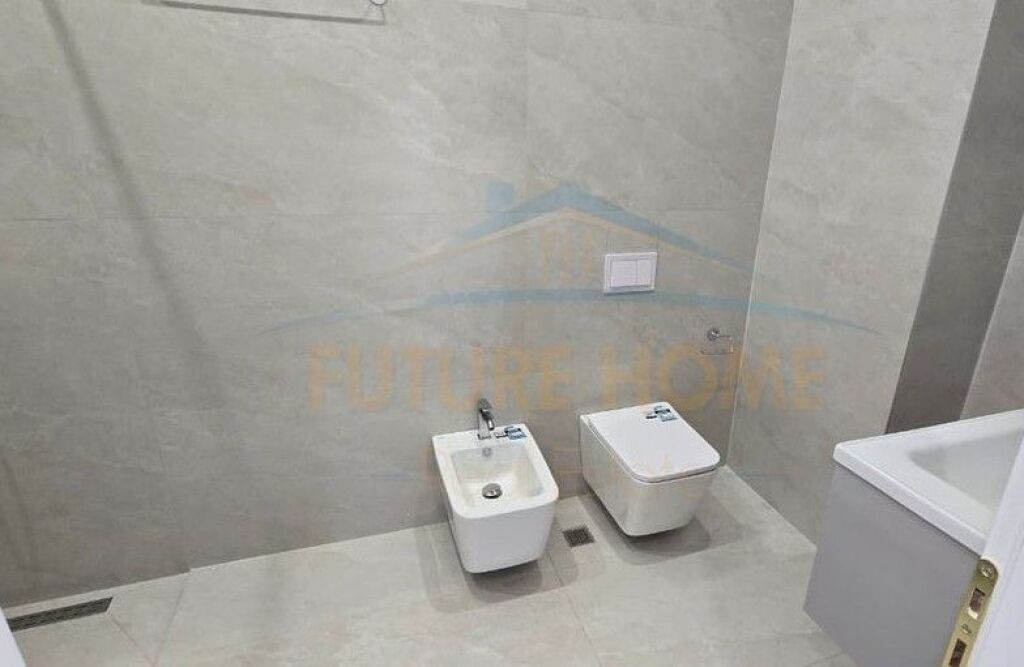 Qira, Ambient Biznesi, Komuna e Parisit, Tiranë.