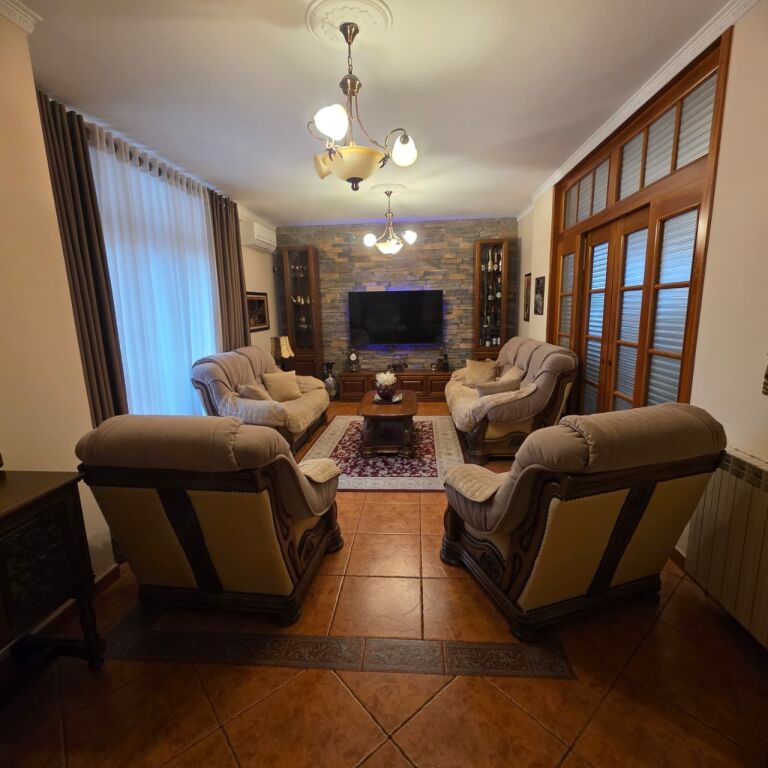 Shitet Apartament 3+2+3 Ballkone,Pranë Gjykatës, Durrës