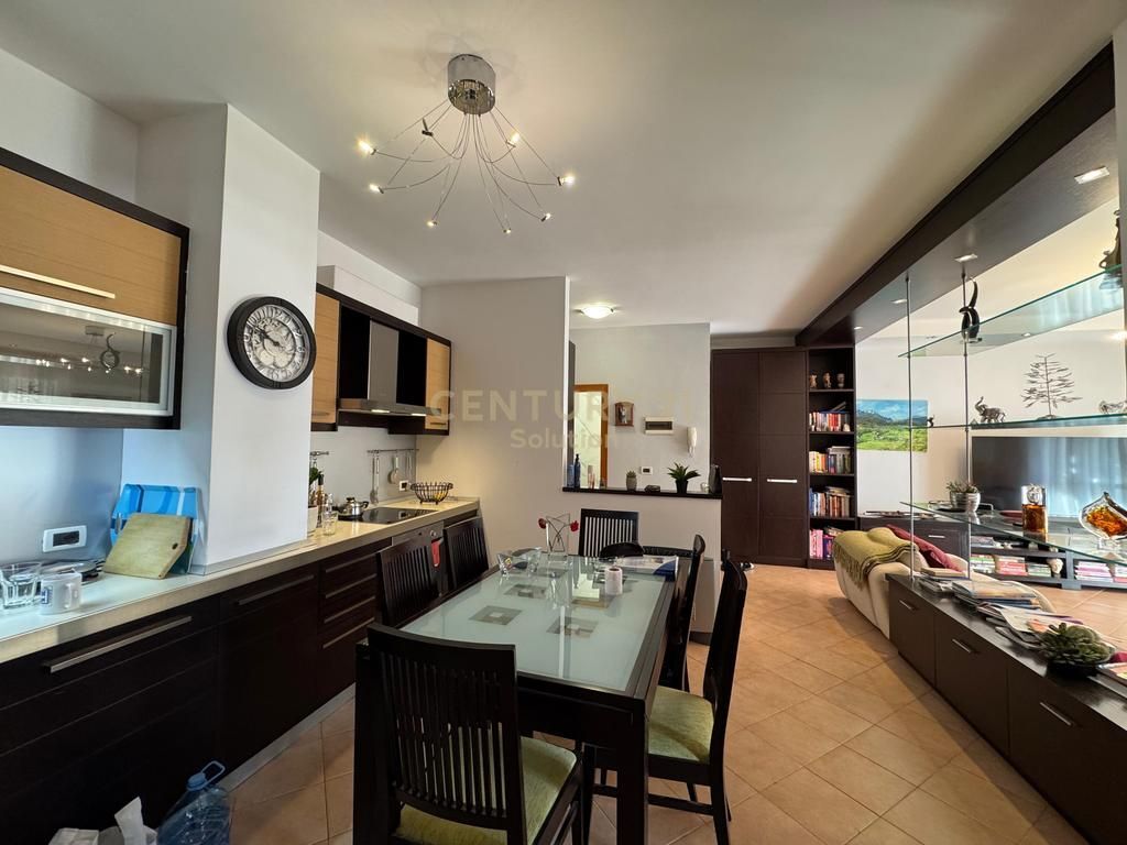 Apartament 2+1+2 per shitje tek Komuna e Parisit