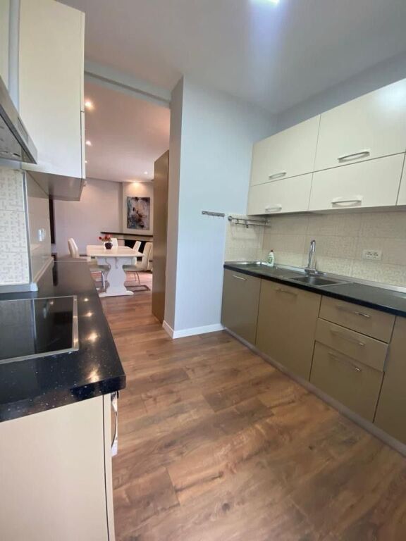 🌆 LUKSOZ NË ZEMËR TË TIRANËS – SUPER APARTAMENT ME QIRA 2+1+2! 🌆