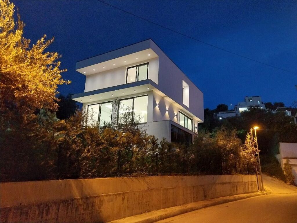 Vile luksoze per qira tek Liqeni i Thate.