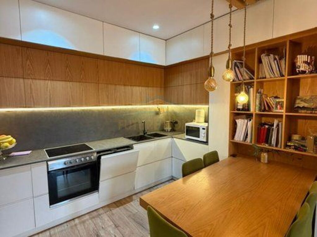 Shitet, Apartament 2+1, Rruga Gramoz Pashko.