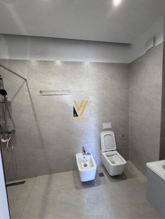 JEPET ZYRE 110 M2 ME QIRA TE KOMUNA E PARISIT 900 EURO