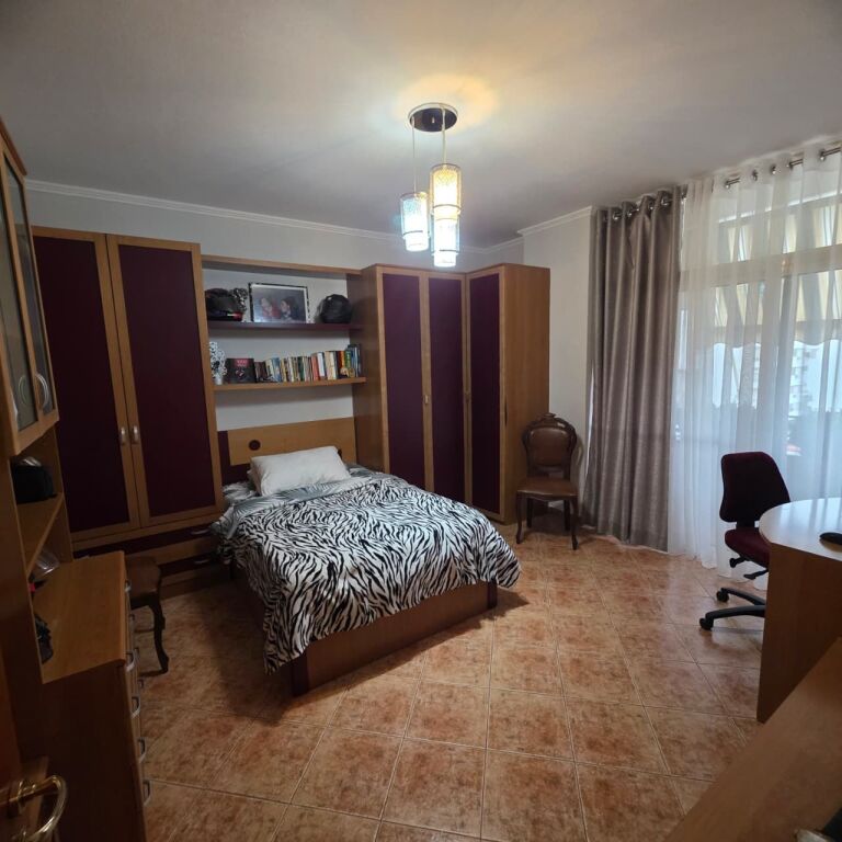 Shitet Apartament 3+2+3 Ballkone,Pranë Gjykatës, Durrës