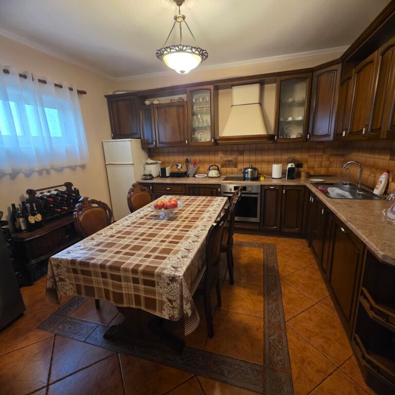 Shitet Apartament 3+2+3 Ballkone,Pranë Gjykatës, Durrës