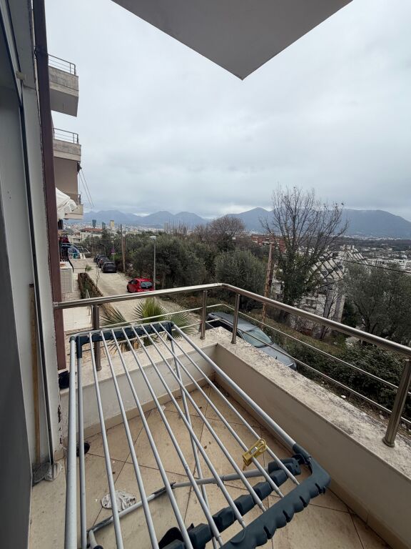 1+1,i mobiluar rruga peti liqeni i thate,cmimi 400 euro