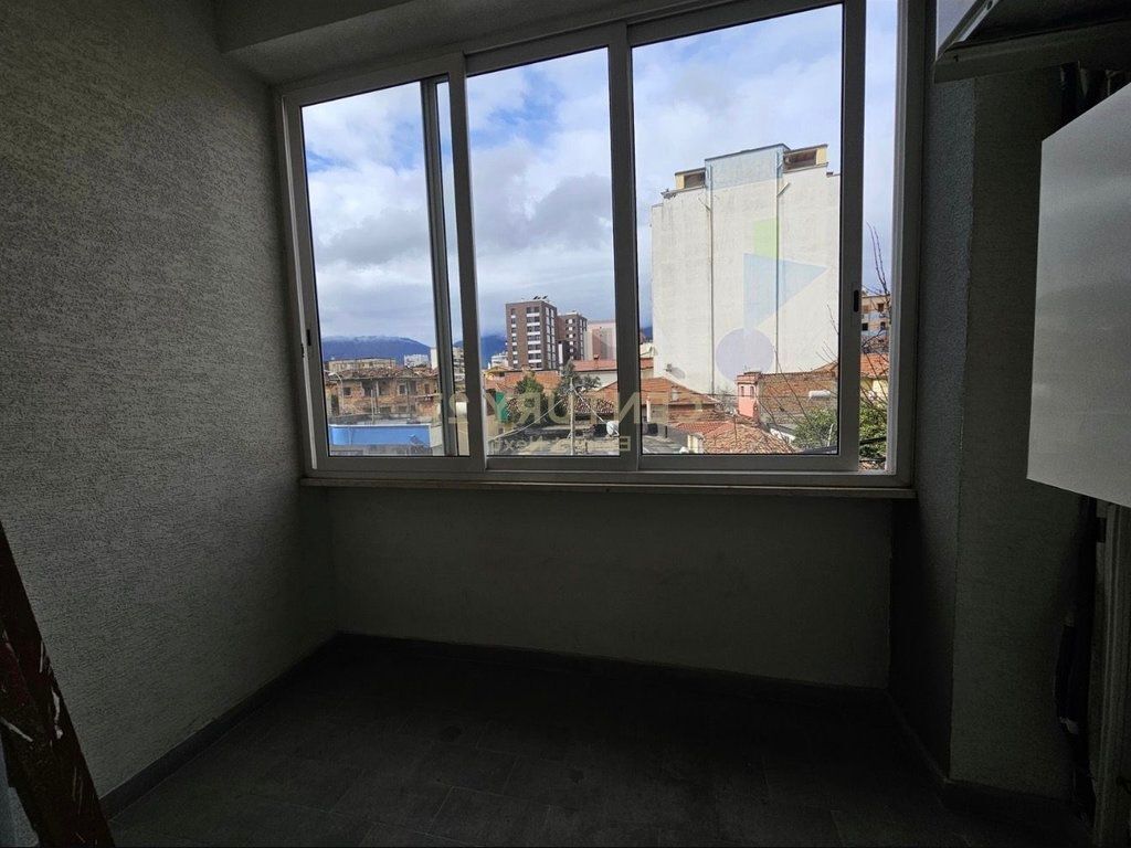 Apartent me qera pran gjimnazit Partizani 1+1