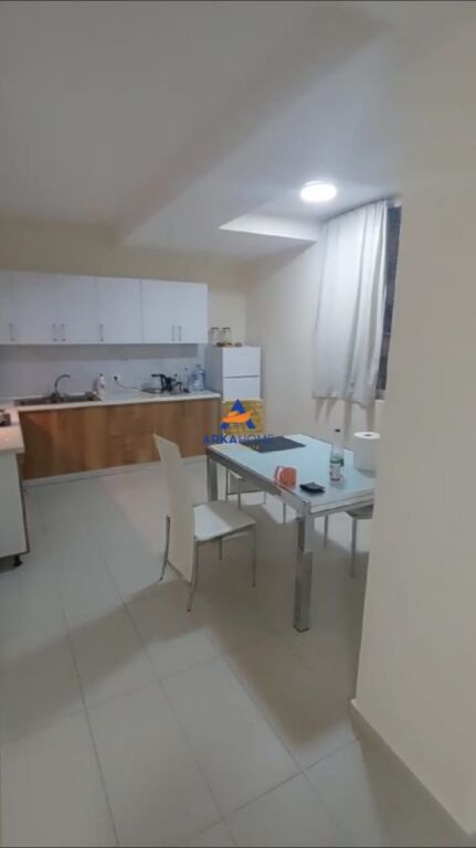 JEPET ME QERA APARTAMENT 2+1+BALLKON "PERBALL ME MARTENITETIN E RI NE BRRYL" 55.000 LEKE