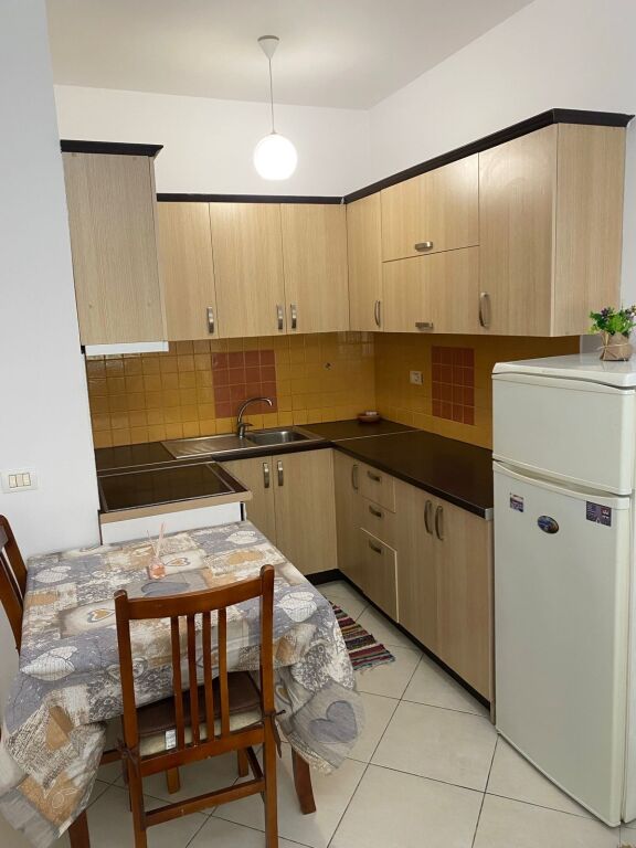 Jepet me qera apartament 1+1 tek Liqeni Thate