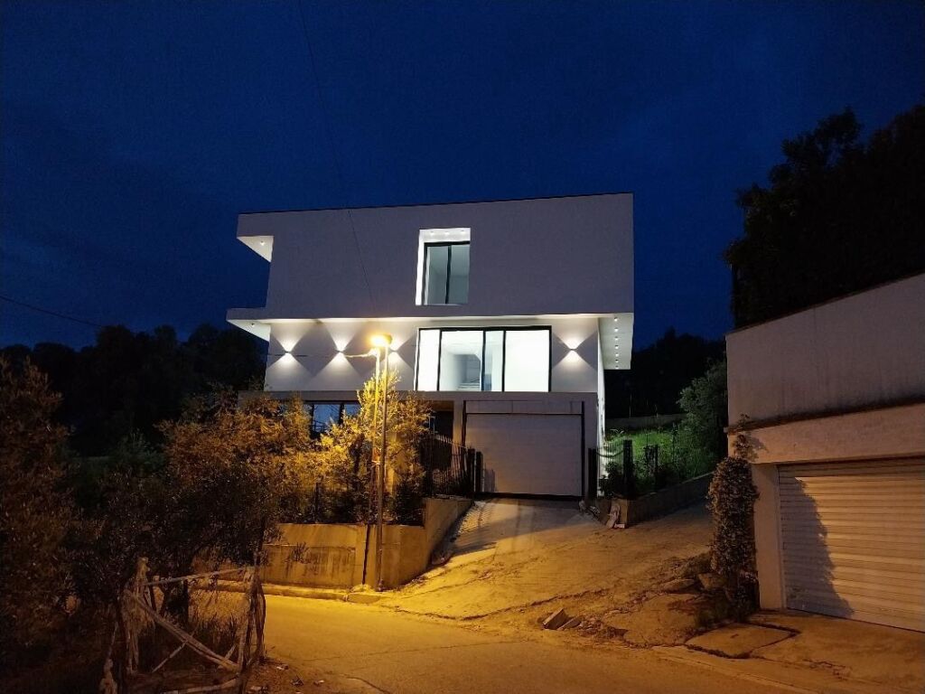 Vile luksoze per qira tek Liqeni i Thate.