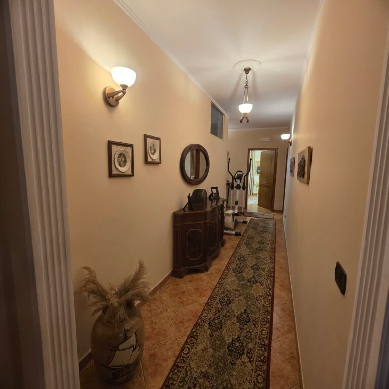 Shitet Apartament 3+2+3 Ballkone,Pranë Gjykatës, Durrës