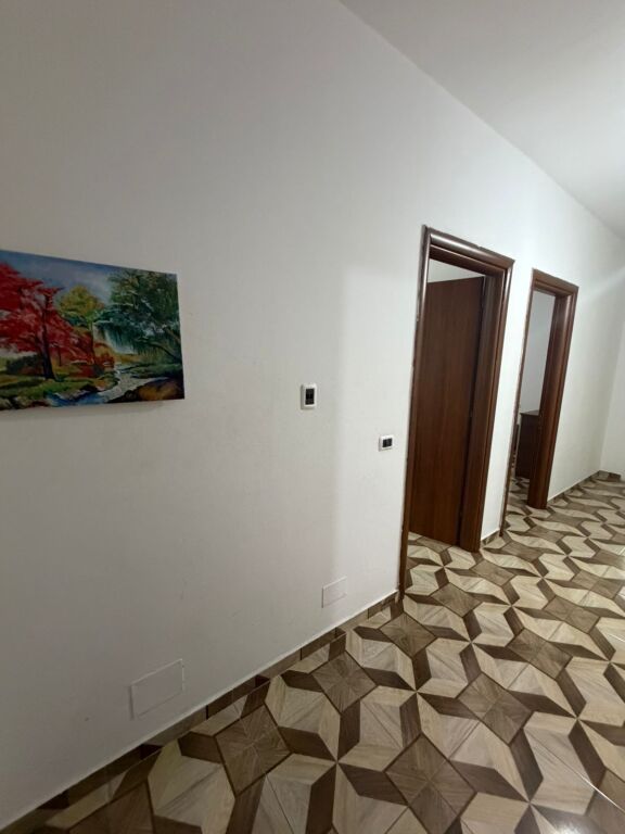 Jepet me qira 2+1+1 Liqeni i Thate 50.000 leke