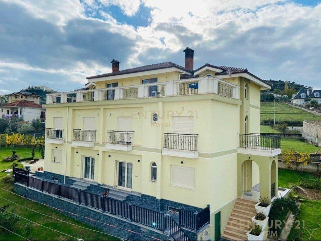 Jepet me qira vile 3-katëshe e mobiluar pranë Akacia Hill