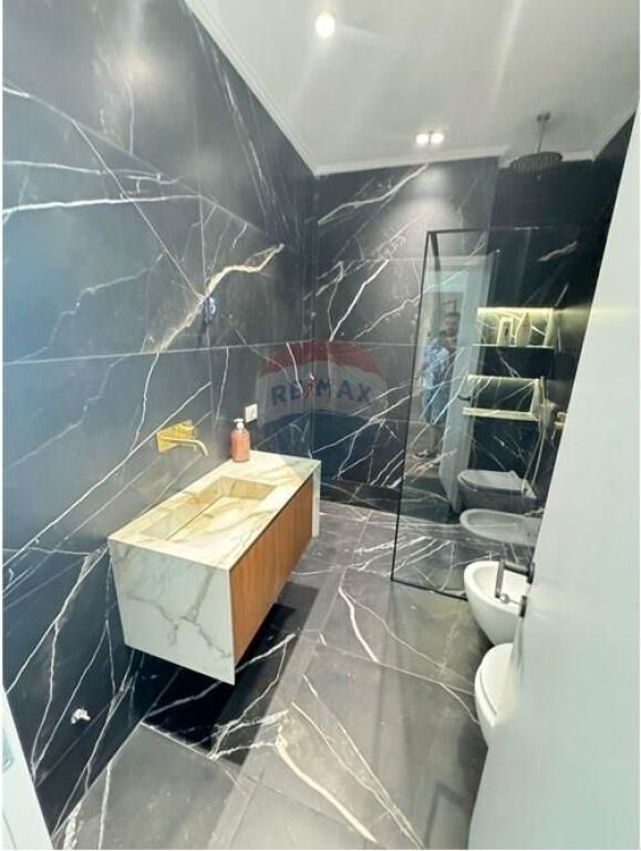 APARTAMENT 3+1+2+2 POSTE PARKIMI TE LAKE VIEW