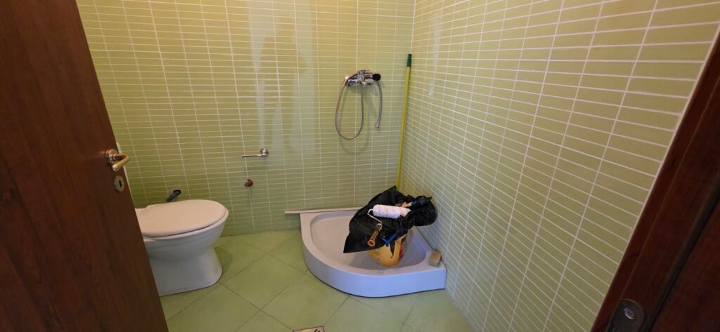 Jepet me qera 2+2 pjeserisht mobiluar te Treni 600 eu