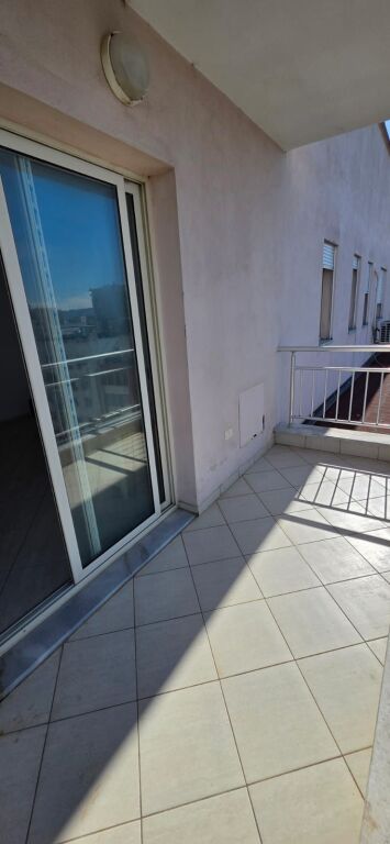 Jepet me qera 2+2 pjeserisht mobiluar te Treni 600 eu