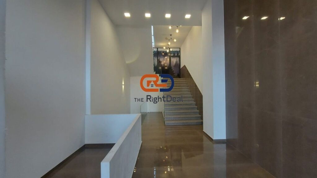 A Oxhaku, al Complesso "ASL", Vendesi Commerciale in Vendita, Investito & con Vista dalla Strada Principale!!