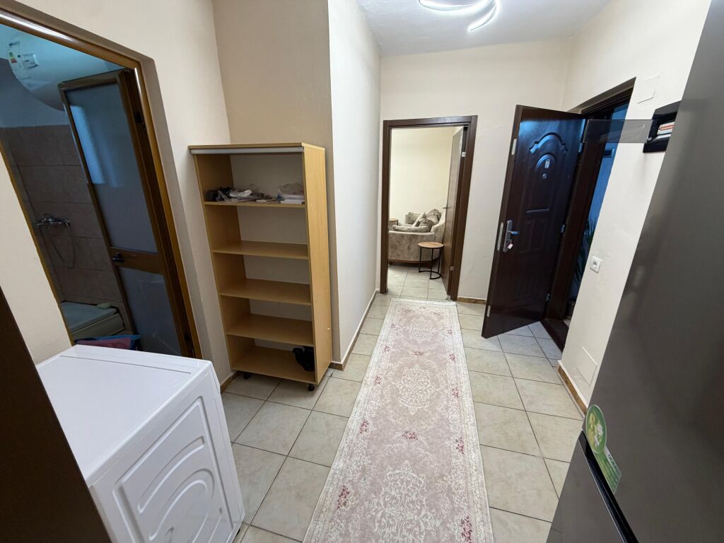 Appartamento 1+1 in affitto 📍 In Via Mine Peza 🏢 3° piano, edificio esistente (senza ascensore) 💶 Prezzo: 60000 leke / mese