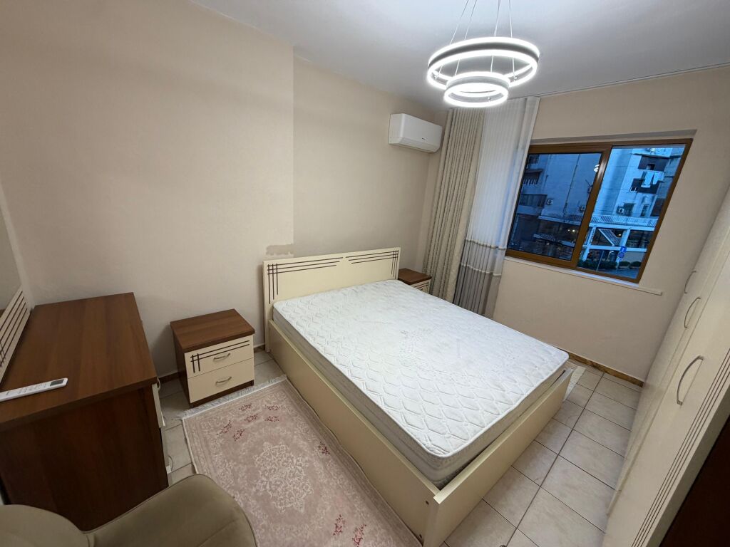 Appartamento 1+1 in affitto 📍 In Via Mine Peza 🏢 3° piano, edificio esistente (senza ascensore) 💶 Prezzo: 60000 leke / mese